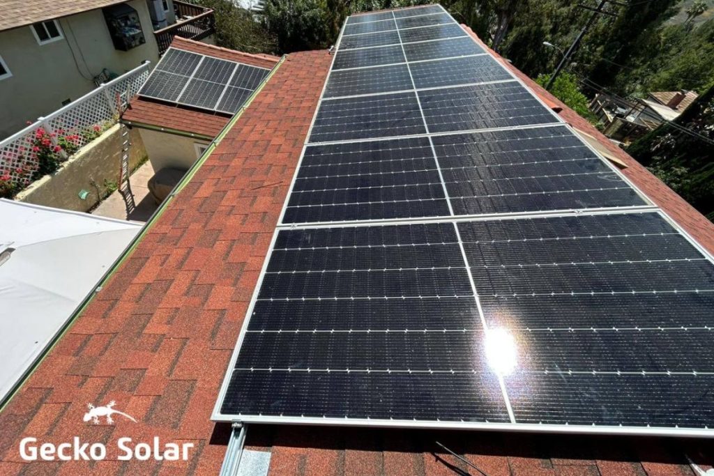Paneles solares instalados en techo de vivienda por Gecko Solar